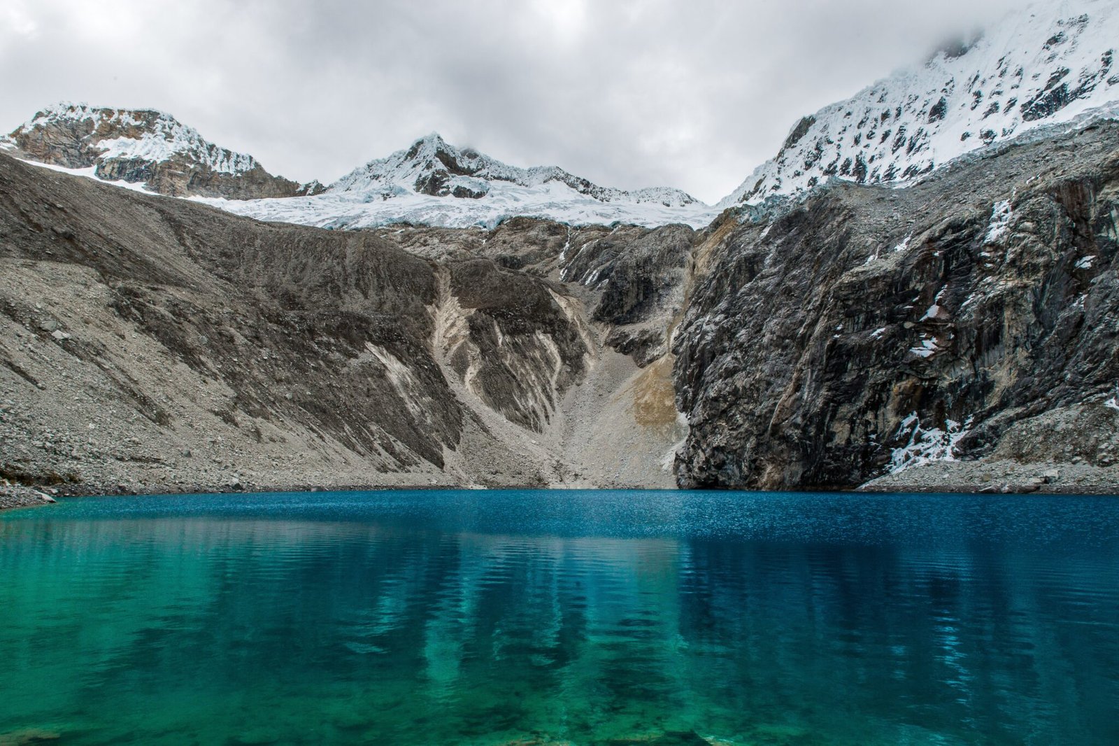 A breathtaking view of mountains and the ocean at a national park in Peru